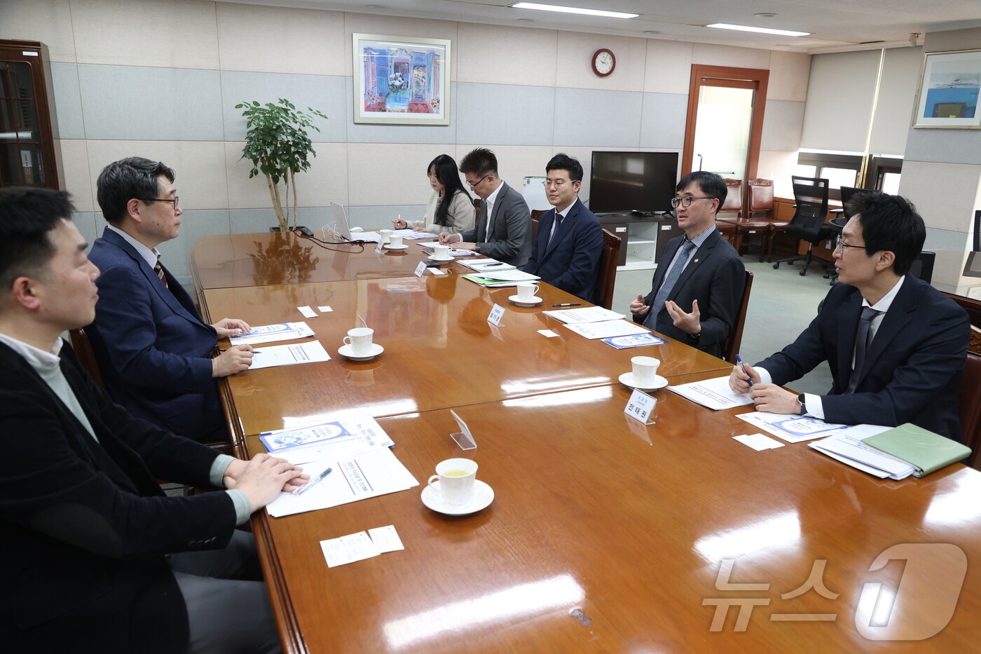 임기근 조달청장(오른쪽 두번째)이 한국행정학회 임원들과 ‘조달청 업무계획을 공유하고 협력 방안을 논의하고 있다.(조달청 제공.재판매 및 DB금지)/뉴스1 