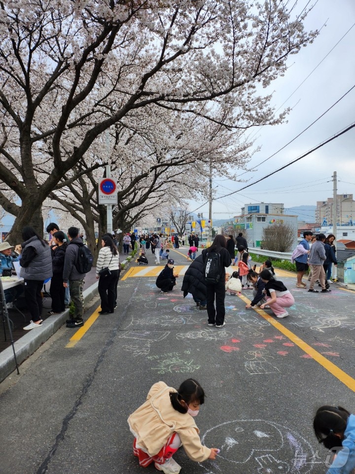 밀양강 문화예술 거리전이 오는 5일 개막한다. 사진은 지난해 거리전 모습.(밀양시 제공. 재판매 및 DB금지)