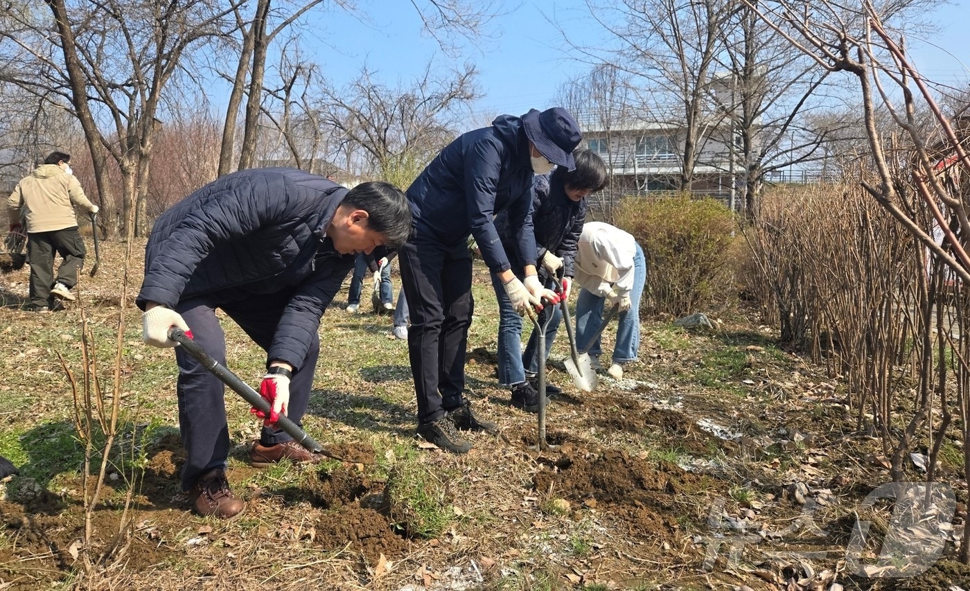 한강청과 한국환경보전원 임직원이 3일 양평군 수풀로 양수리에서 열린 ‘식목일 기념 나무 심기 행사’에서 나무를 심고 있다.(한강청 제공)