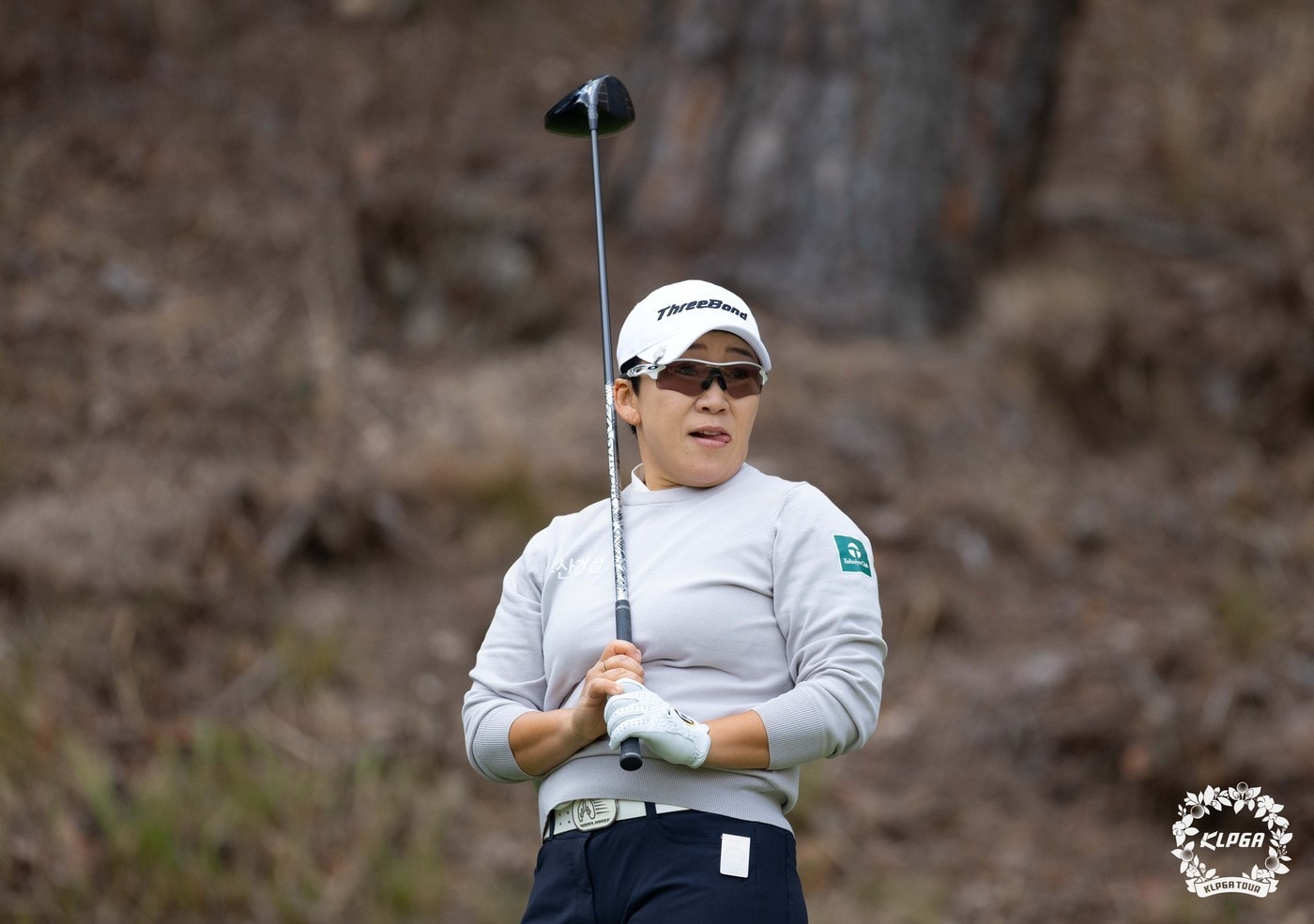신지애가 3일 부산 금정구 동래베네스트 골프클럽에서 열린 KLPGA 투어 두산건설 위브 챔피언십 1라운드 1번홀에서 티샷을 확인하고 있다. (KLPGA 제공)
