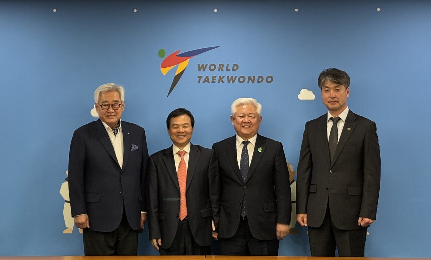 태권도원-세계태권도연맹, 국제대회 개최 협약 체결 기념 촬영. &#40;태권도진흥재단 제공&#41;