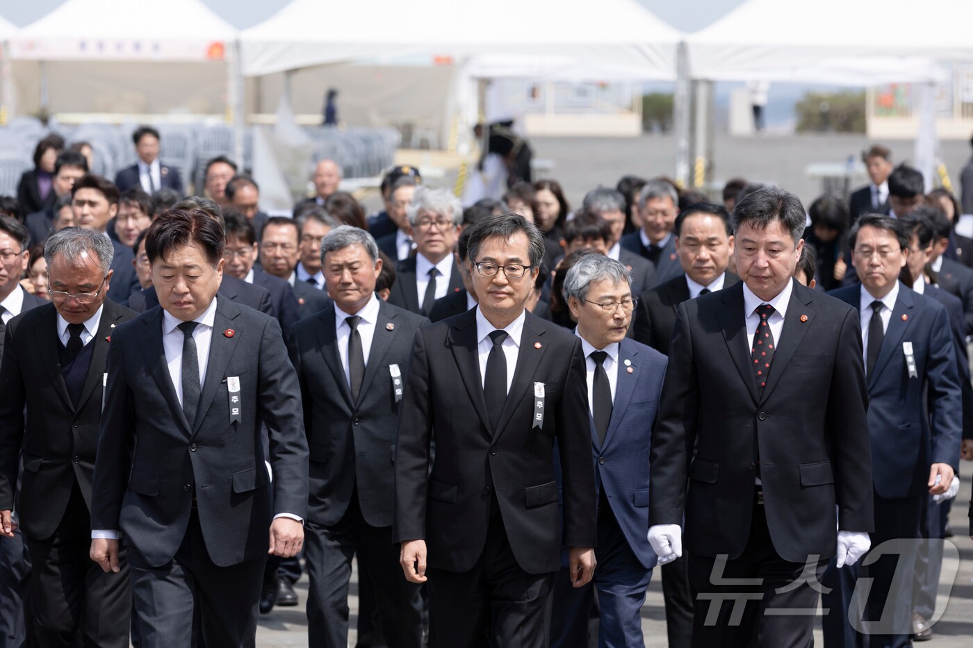 3일 오후 김동연 경기도지사가 오영훈 제주도지사를 비롯한 관계자들과 함께 제주특별자치도 제주시 4․3 평화공원 내 위령제단으로 들어서고 있다.(경기도 제공, 재판매 및 DB 금지)