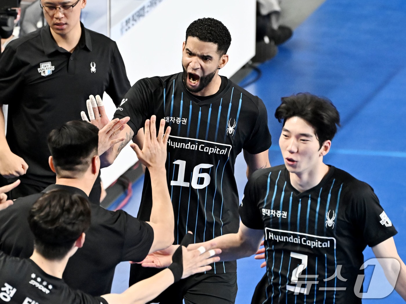 3일 천안 유관순체육관에서 진행된 프로배구 24-25시즌 도드람 v-리그 챔피언결정전 2차전 현대캐피탈과 대한항공의 경기에서 현대캐피탈 레오와 허수봉이 승리 후 환호하고 있다. (한국배구연맹 제공, 재판매 및 DB 금지)