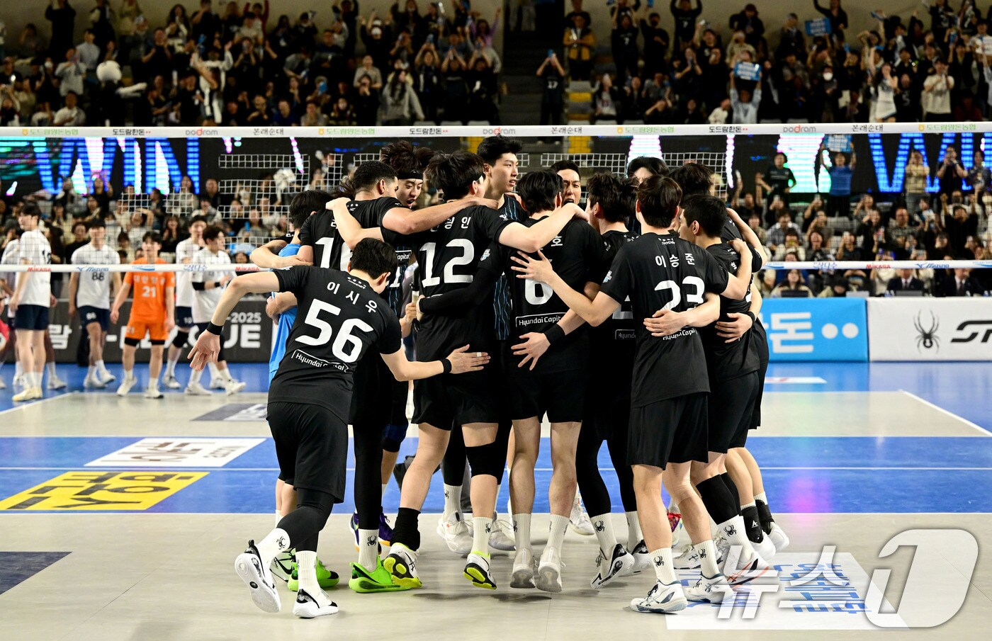 3일 천안 유관순체육관에서 진행된 프로배구 24-25시즌 도드람 v-리그 챔피언결정전 2차전 현대캐피탈과 대한항공의 경기에서 승리한 현대캐피탈 선수들이 환호하고 있다. (한국배구연맹 제공, 재판매 및 DB 금지)