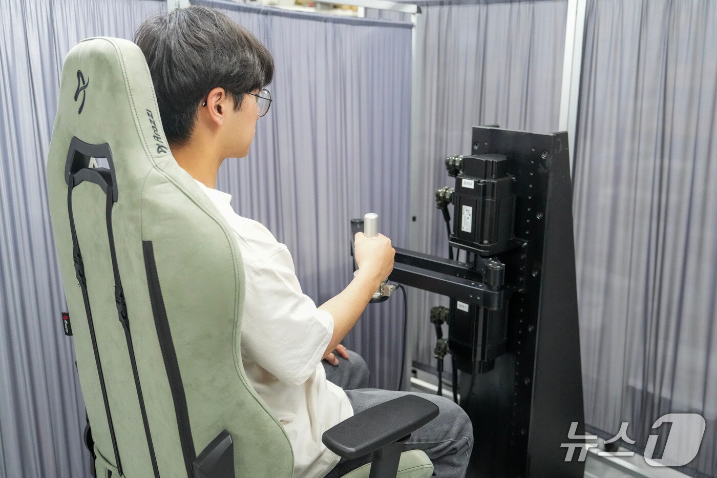 로봇을 이용한 상지 경직 진단 방식. 로봇 팔을 움직이면 사람 팔이 이에 반응하게 되는데, 이 반응을 신호로 측정해 경직도를 진단한다. &#40;UNIST 제공. 재판매 및 DB 금지&#41; /뉴스1