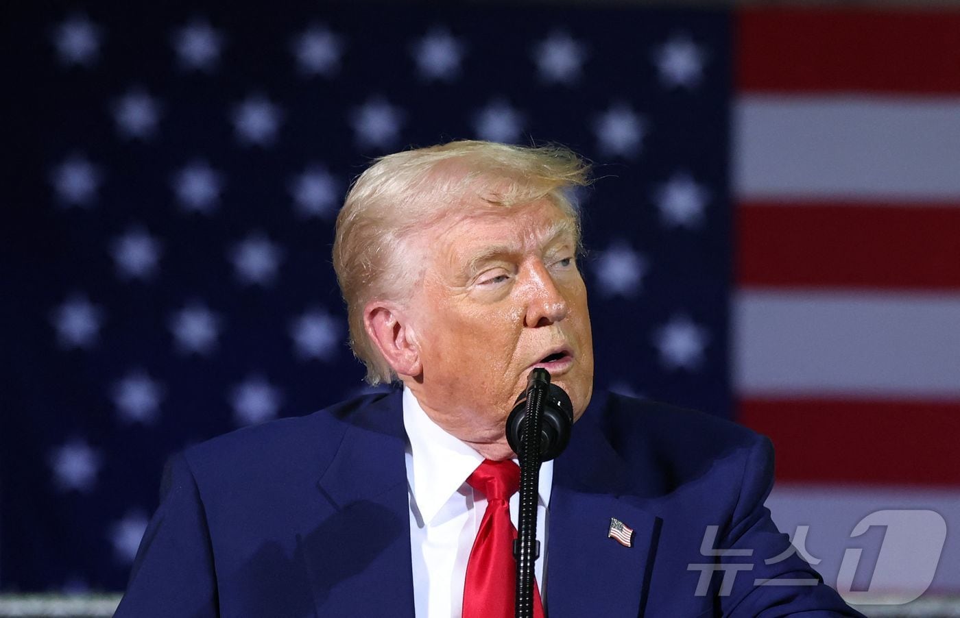 도널드 트럼프 미국 대통령이 29일(현지시간) 취임 100일을 맞아 미시간주 셀프리지 항공 방위군 기지를 찾아 연설하고 있다. ⓒ AFP=뉴스1 ⓒ News1 류정민 특파원