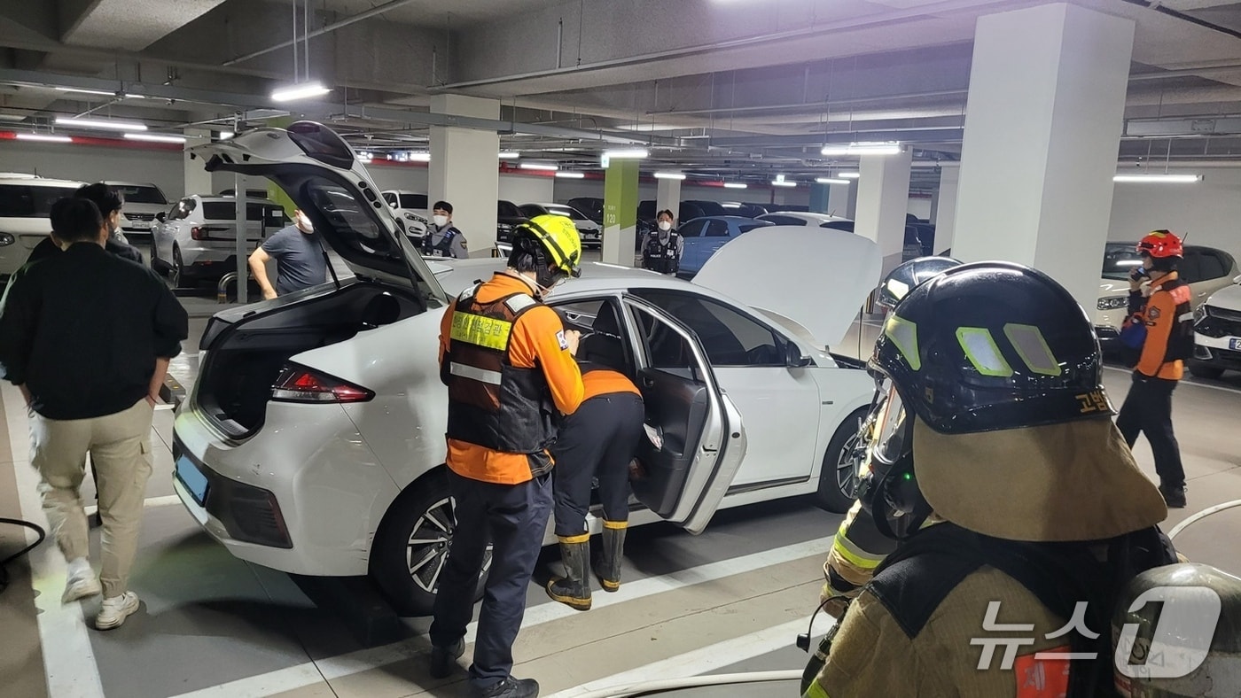 30일 오전 5시30분쯤 제주시 영평동 아파트 단지 내 지하 1층 주차장에서 연기가 발생해 소방당국이 안전조치를 하고 있다.(제주도소방안전본부 제공. 재판매 및 DB 금지)