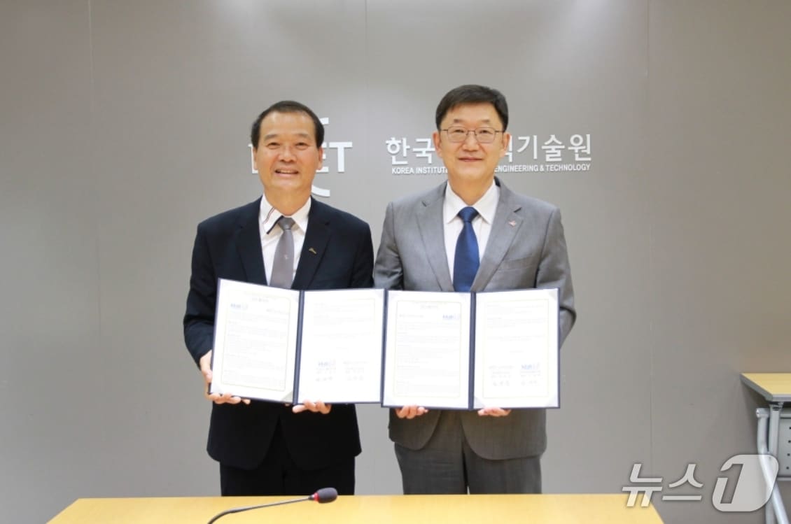 김성만 한국섬유개발연구원장(왼쪽)과 정연길 한국세라믹기술원장이 기술 발전 촉진을 위한 업무협약을 체결한 뒤 협약서를 펼쳐 보이고 있다.(섬유개발연구원 제공. 재판매 및 DB 금지)