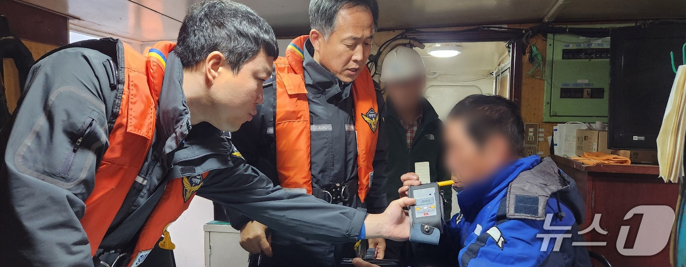 해경이 음주운항 단속을 하고 있다.(남해해경청 제공)