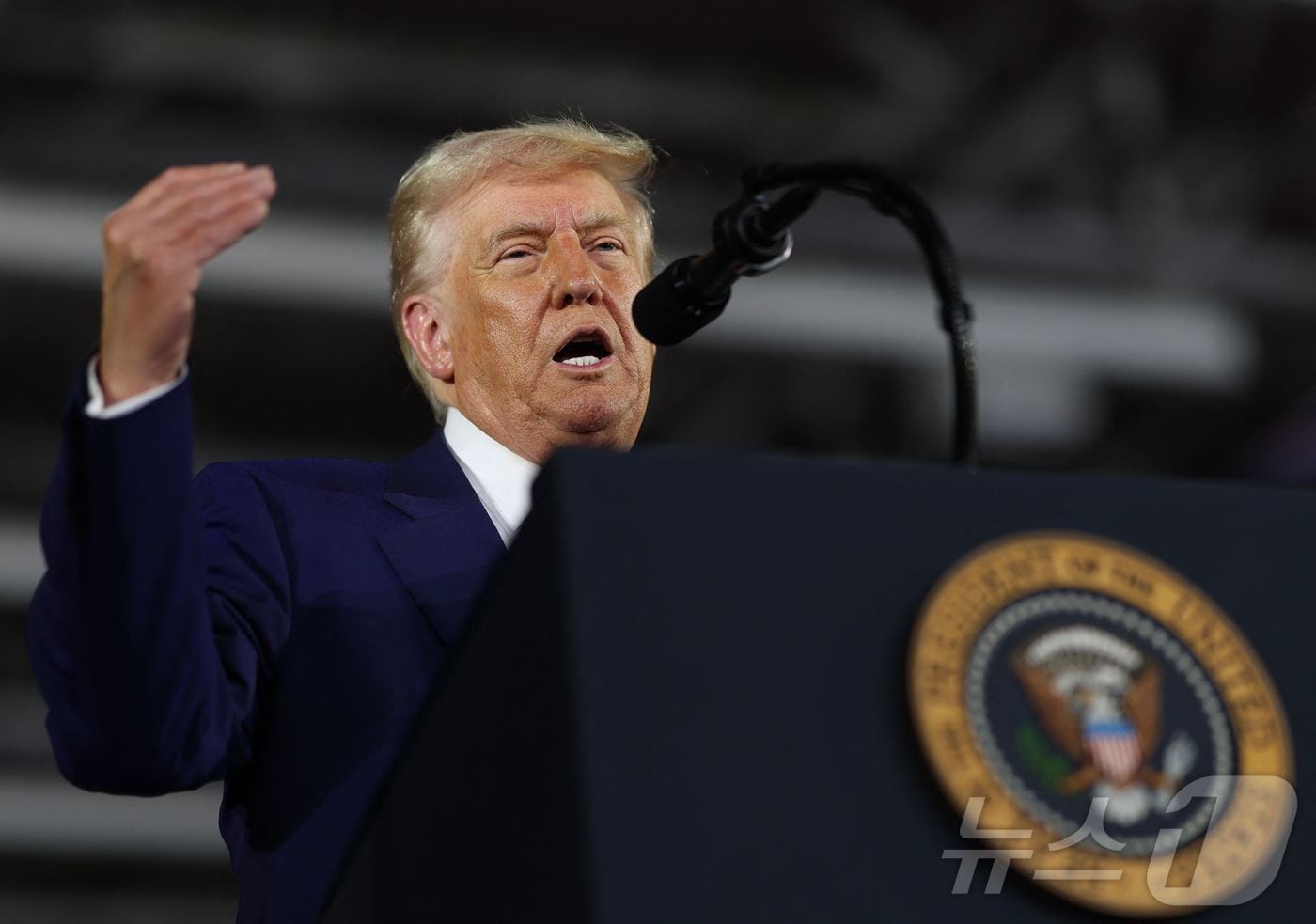도널드 트럼프 미국 대통령이 29일(현지시간) 미시간주 워런의 머콤 카운티에서 열린 취임 100일 기념 행사서 가진 연설서 "우리는 중국과 합의할 것이고 공정한 합의가 될 것이다＂고 말하고 있다. 2025.04.30 ⓒ AFP=뉴스1 ⓒ News1 우동명 기자