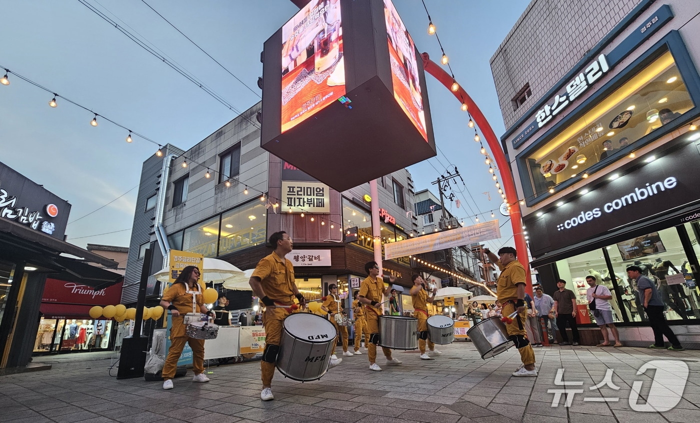 경북 경주시가 다음달 2일부터 불금예찬 야시장을 개장한다고 30일 밝혔다. 사진은 지난해 야시장 모습. (경주시제공, 제판매 및 DB 금지) 2025.4.30/뉴스1 