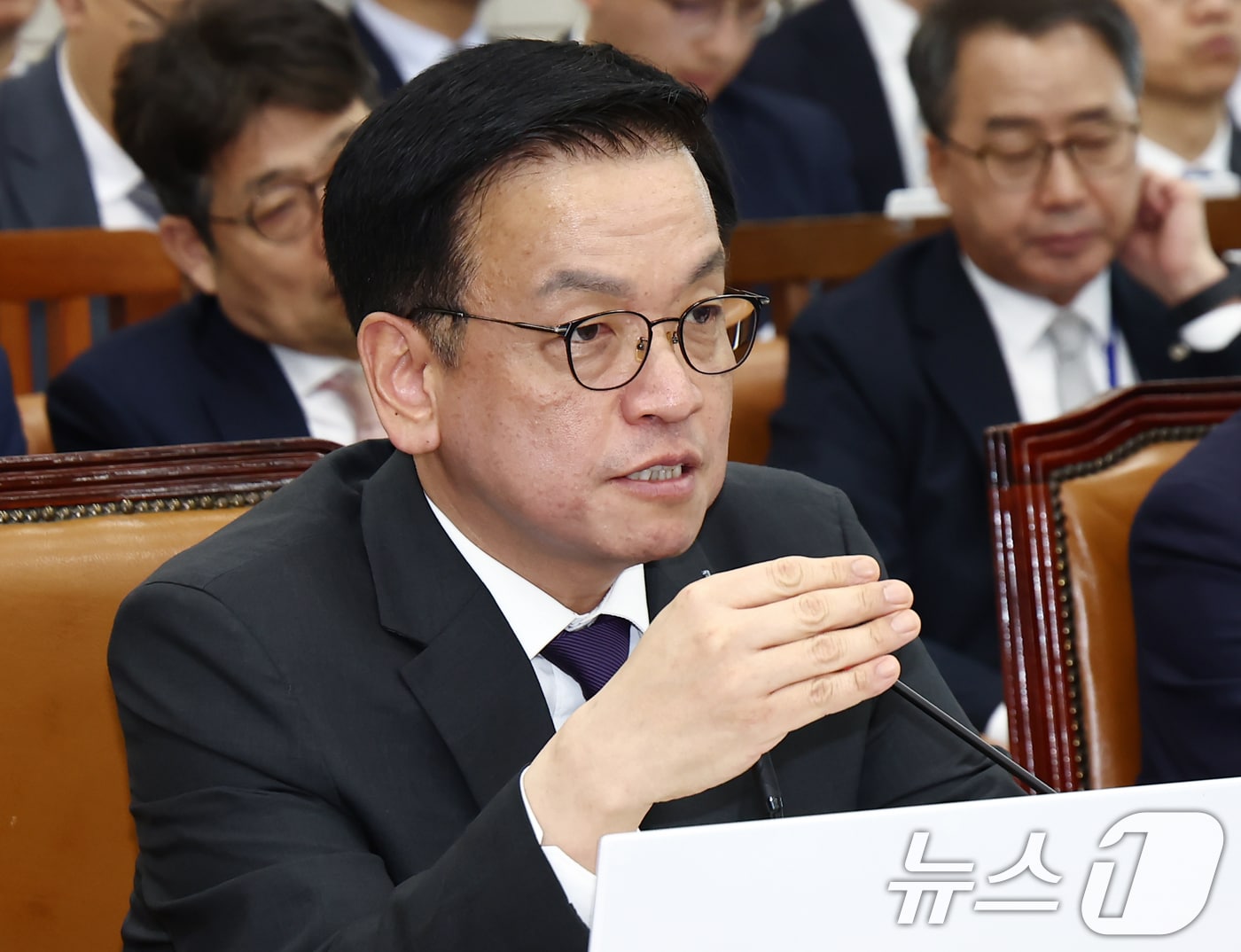 최상목 경제부총리 겸 기획재정부 장관이 30일 오전 서울 여의도 국회에서 열린 기획재정위원회 전체회의에 출석해 의원 질의에 답변하고 있다. 2025.4.30/뉴스1 ⓒ News1 김민지 기자