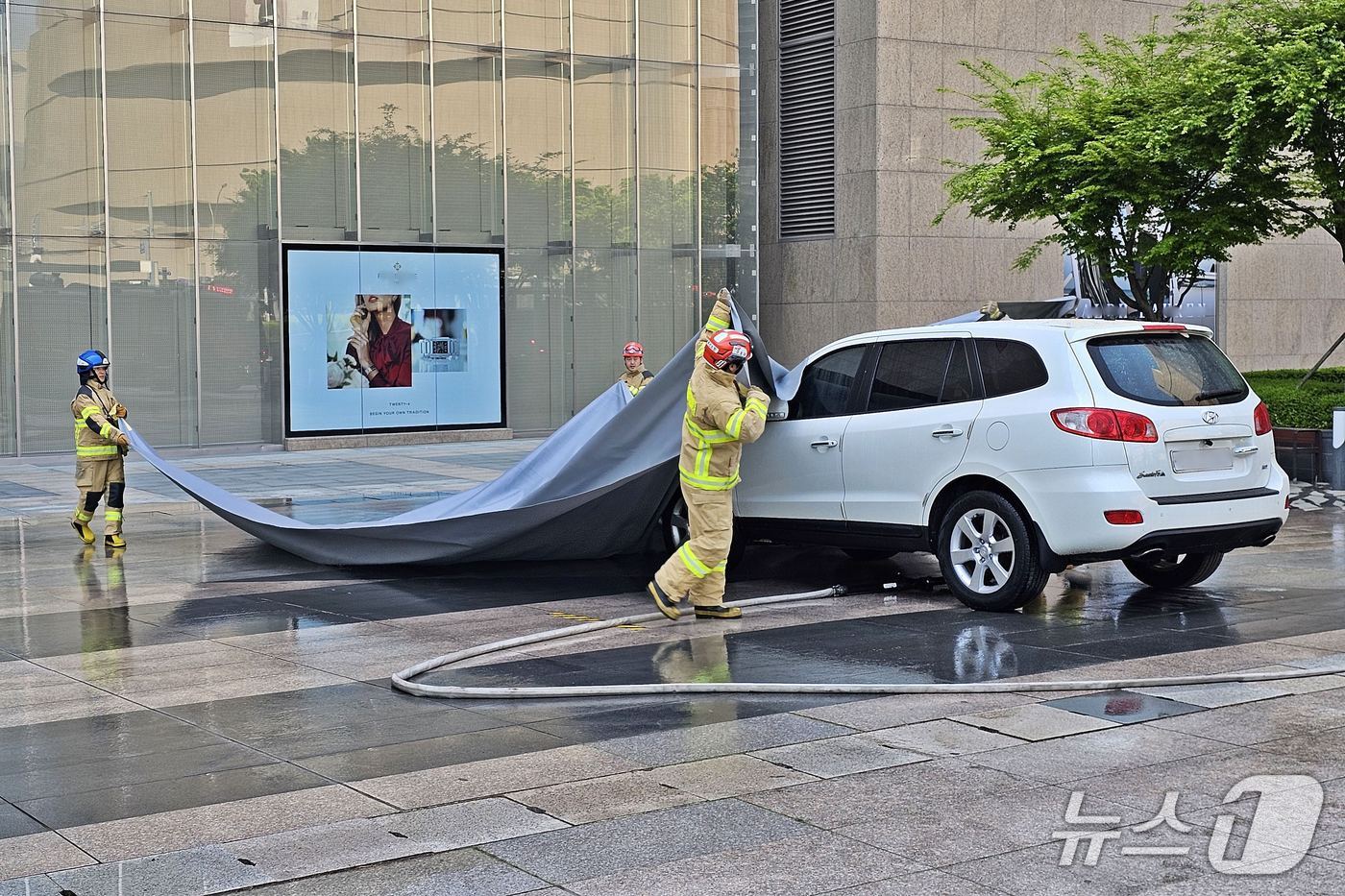 30일 신세계백화점 센텀시티에서 백화점과 해운대소방서 합동 소방훈련이 진행되고 있다.(신세계 센텀시티 제공. 재판매 및 DB 금지)