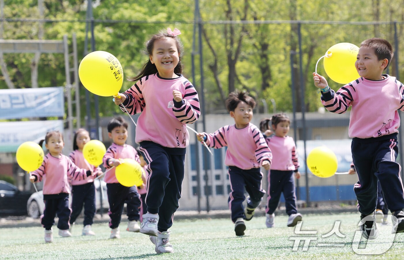 어린이날을 닷새 앞둔 30일 경기 수원시 장안구 수원실내체육관에서 열린 수원시 어린이날 행사 &#39;어린이 한마당&#39;에서 아이들이 즐거운 시간을 보내고 있다. 2025.4.30/뉴스1 ⓒ News1 김영운 기자