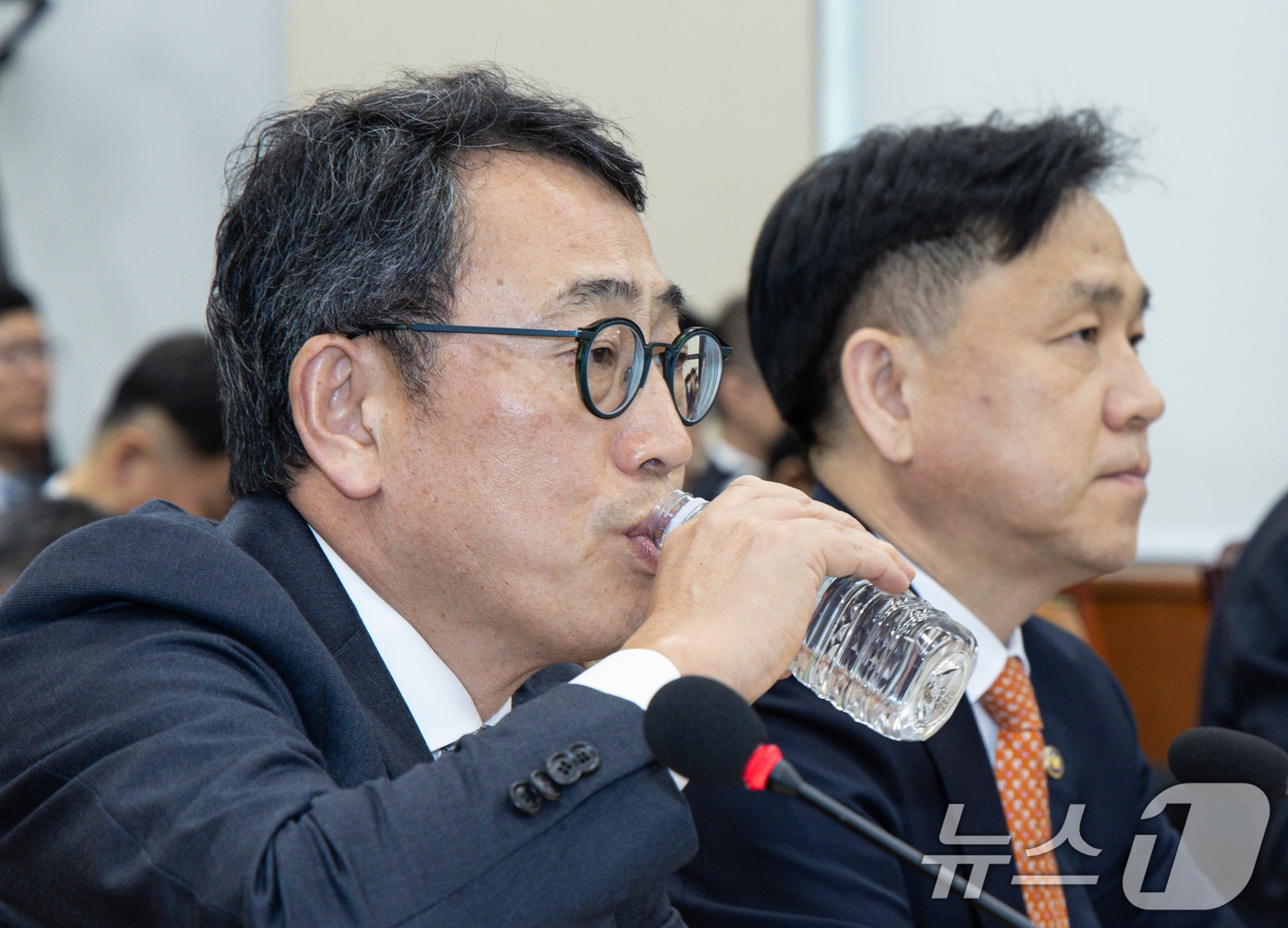 유영상 SK텔레콤 대표이사가 30일 오전 서울 여의도 국회 과학기술정보방송통신위원회에서 열린 YTN 등 방송·통신 분야 청문회에서 물을 마시고 있다. 2025.4.30/뉴스1 ⓒ News1 이재명 기자