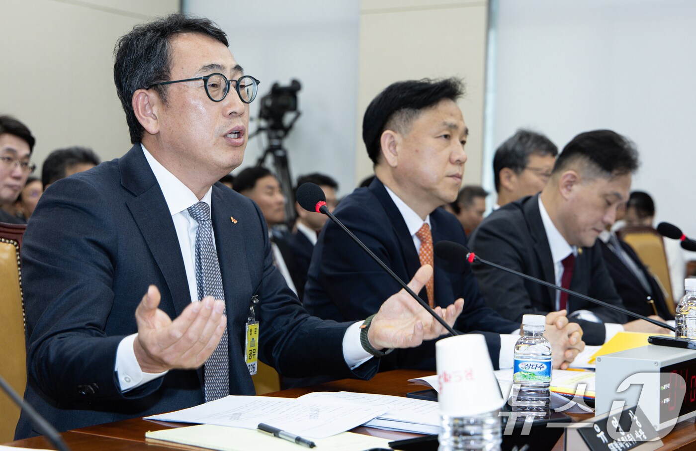 유영상 SK텔레콤 대표이사가 30일 오전 서울 여의도 국회 과학기술정보방송통신위원회에서 열린 YTN 등 방송·통신 분야 청문회에서 의원 질의에 답변하고 있다. 2025.4.30/뉴스1 ⓒ News1 이재명 기자