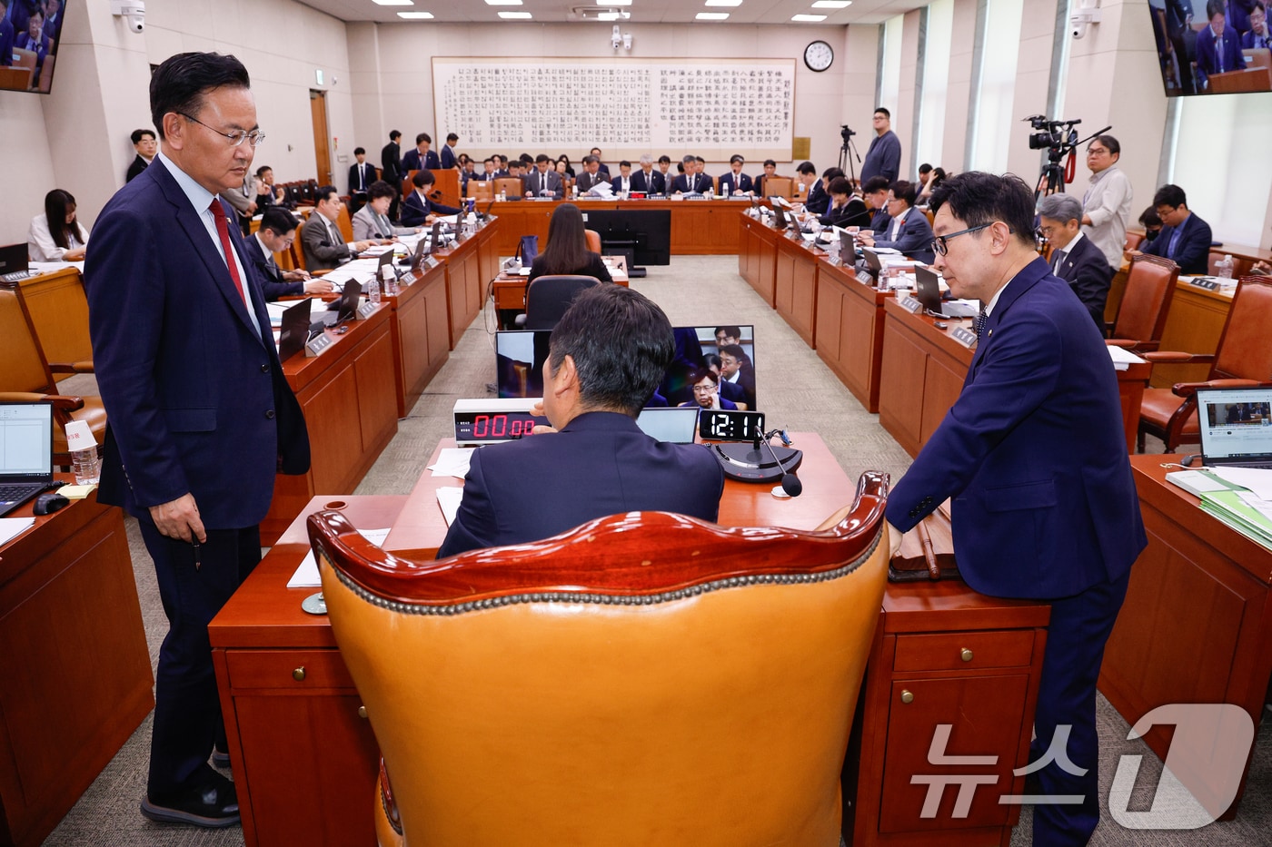 30일 서울 여의도 국회에서 열린 법제사법위원회 제424회국회(임시회) 제3차 전체회의에서 쌍특검법('김건희와 명태균·건진법사 관련 국정농단 및 불법 선거 개입 사건 등 진상규명을 위한 특별검사법', '윤석열 전 대통령 등에 의한 내란·외환 행위의 진상규명을 위한 특별검사법')이 상정된 가운데 정청래 위원장과 국민의힘 유상범, 더불어민주당 박범계 간사가 대화하고 있다. 2025.4.30/뉴스1 ⓒ News1 안은나 기자