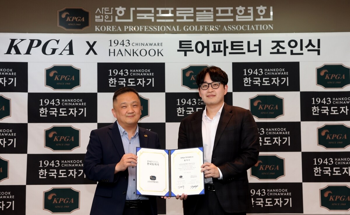 이준우 KPGA 사무처장(왼쪽)과 김영섭 한국도자기 전략기획팀장이 KPGA투어파트너 조인식 후 기념촬영을 하고 있다. (KPGA 제공)