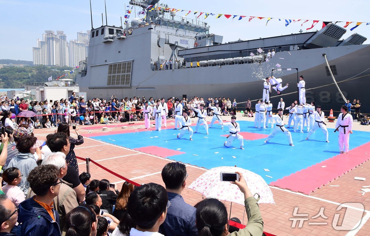 해군작전사령부 부산작전기지 내 부두에서 태권도 시범이 진행되고 있다.(해군작전사령부 제공. 재판매 및 DB 금지)