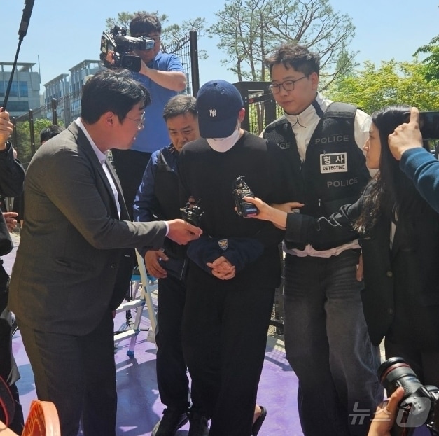 충북 청주의 한 고등학교에서 흉기를 휘둘러 교직원과 주민 등 6명을 다치게 한 학생 A 군이 30일 오후 구속 전 피의자심문(영장실질심사)을 위해 청주지법에 출석하고 있다. 2025.4.30/뉴스1 ⓒ News1 이재규 기자