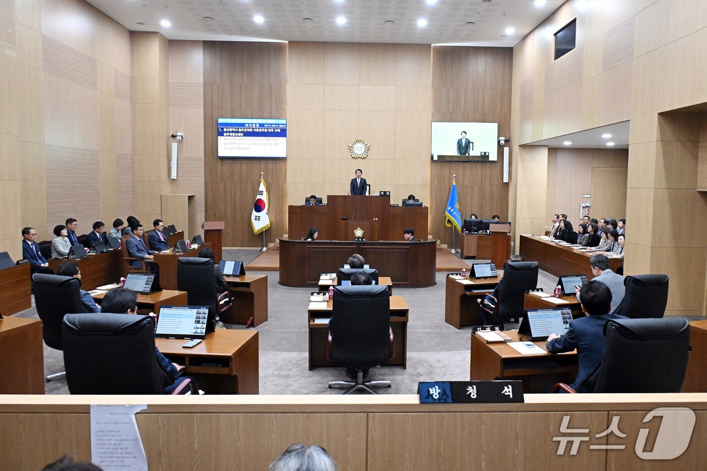 울산 울주군의회는 30일 의사당 본회의장에서 제237회 임시회 제2차 본회의를 열고 1조2996억원 규모의 2025년 제1회 추가경정예산안을 확정했다(울주군의회 제공·. 재판매 및 DB 금지)