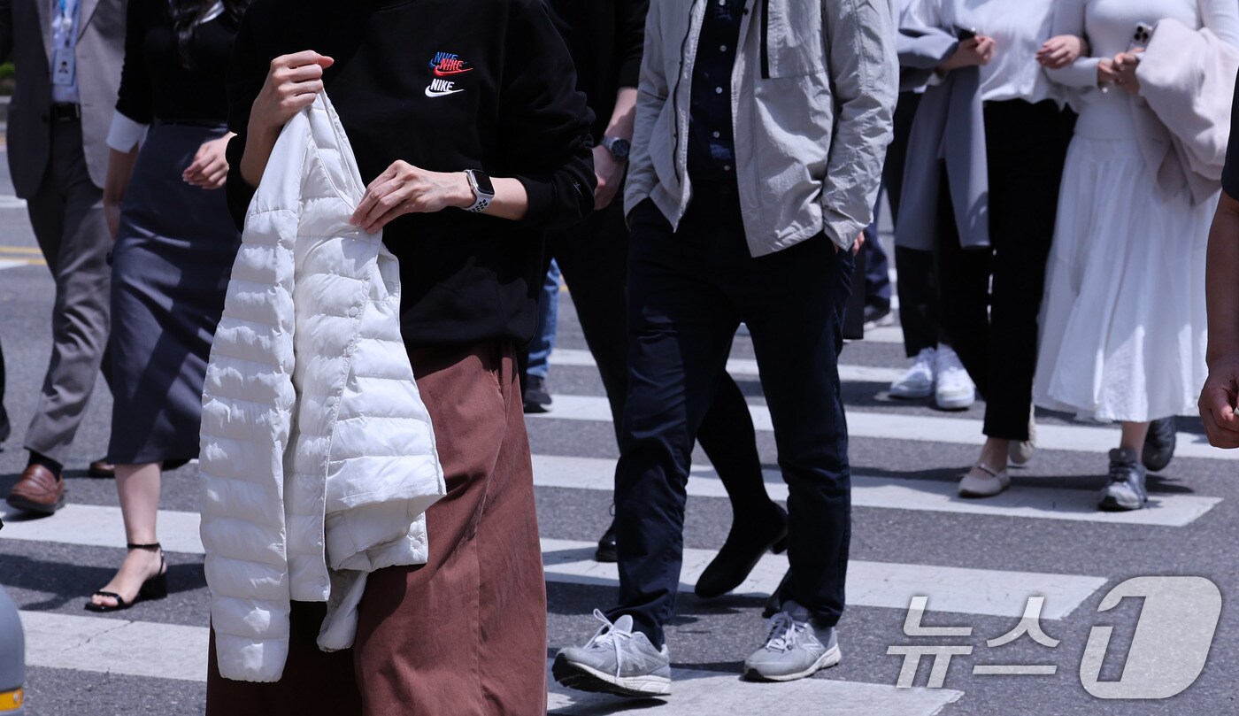 시민들이 겉옷을 든채 이동하고 있다.(사진은 기사 내용과 무관함) / 뉴스1 ⓒ News1