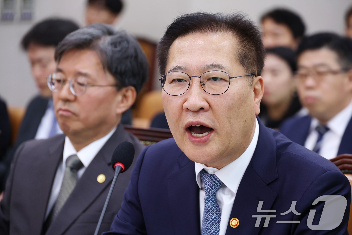 박성재 법무부장관이 30일 오후 서울 여의도 국회에서 열린 법제사법위원회 전체회의에 출석해 장경태 더불어민주당 의원 질의에 답하며 설전을 벌이고 있다. 2025.4.30/뉴스1 ⓒ News1 이광호 기자