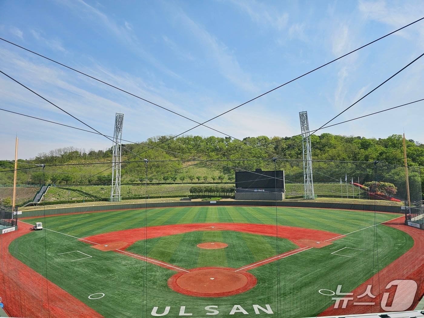 새롭게 인조잔디로 교체한 문수야구장.(울산시설공단제공. 재판매 및 DB 금지)