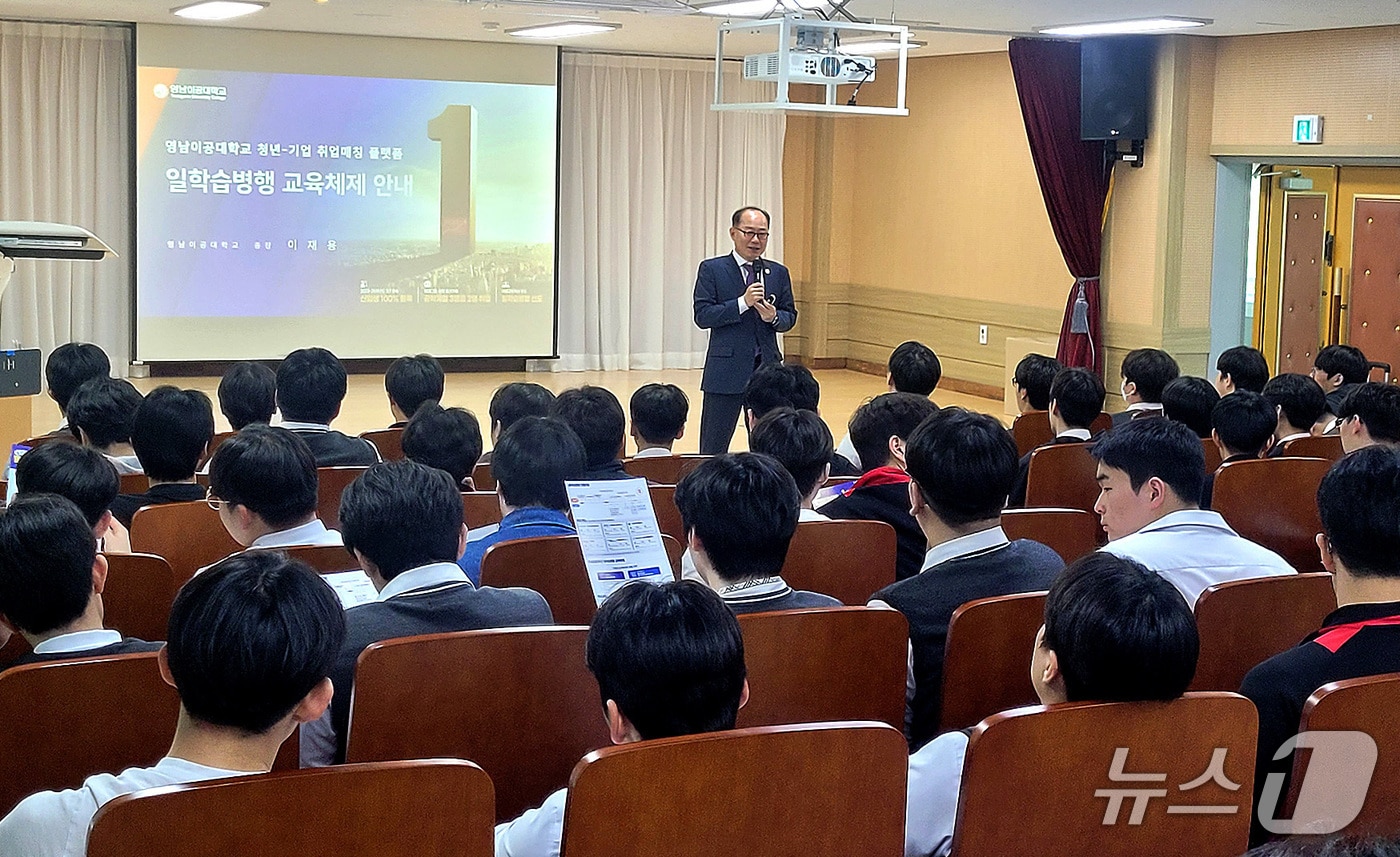 이재용 영남이공대 총장이 경북 울진군 한국원자력마이스터고를 찾아 일학습병행 교육체제에 대해 설명하고 있다. (영남이공대 제공)