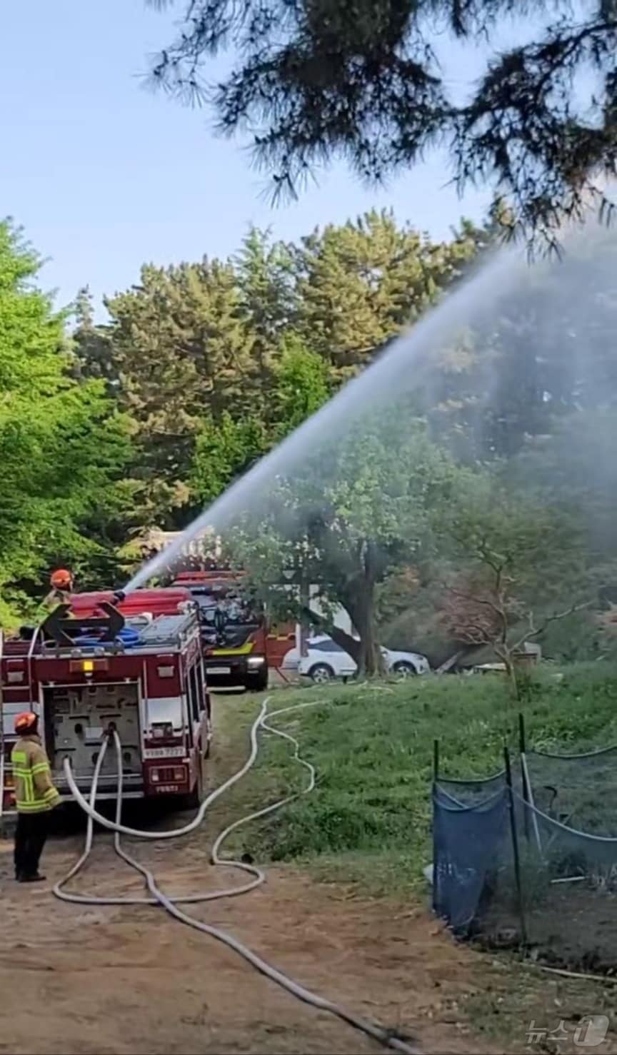 대구 북구 함지산 산불이 재발화한 30일 오후 대구소방본부 소속 소방관들이 함지산 원담사 인근에서 진화 작업을 하고 있다. (대구소방안전본부 제공. 재판매 및 DB 금지) 2025.4.30/뉴스1 ⓒ News1 남승렬 기자