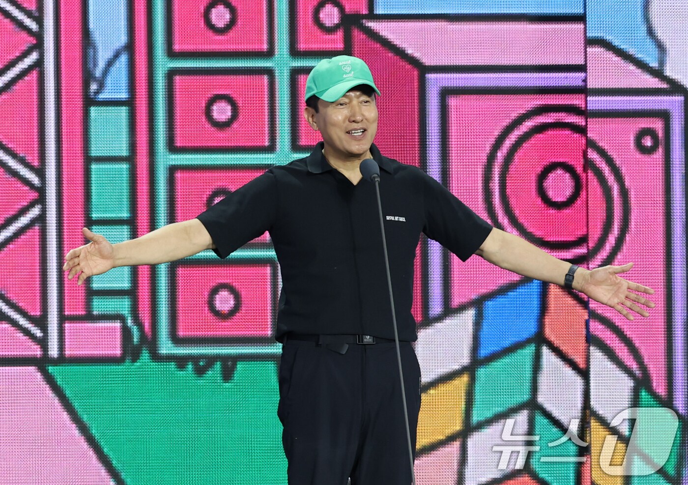 오세훈 서울시장이 30일 서울 마포구 상암 월드컵경기장에서 열린 ‘서울스프링페스타 WONDER SHOW’에 참석해 서울스프링페스타 개막을 알리고 있다. 2025.4.30/뉴스1 ⓒ News1 권현진 기자