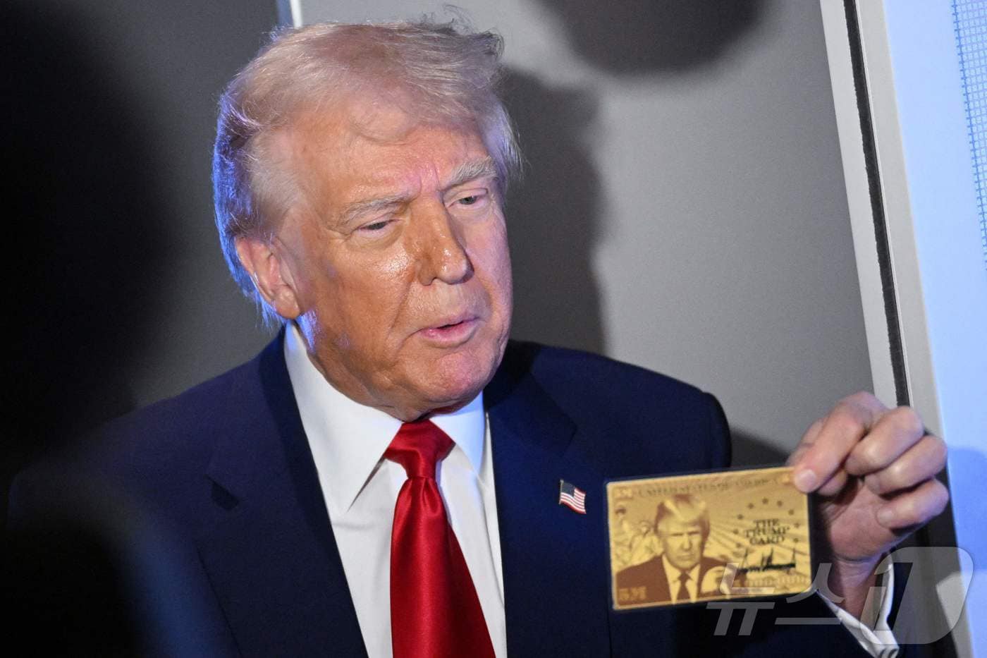 도널드 트럼프 미국 대통령이 3일(현지시간) 플로리다주 마이애미로 이동하는 기내에서 취재진과 만나 골드 카드를 들고 "500만달러(약 71억원)를 내면 미국 영주권을 주는 '골드카드' 가 2주 내에 출시될 것이다"고 말하고 있다. 2025.04.04 ⓒ AFP=뉴스1