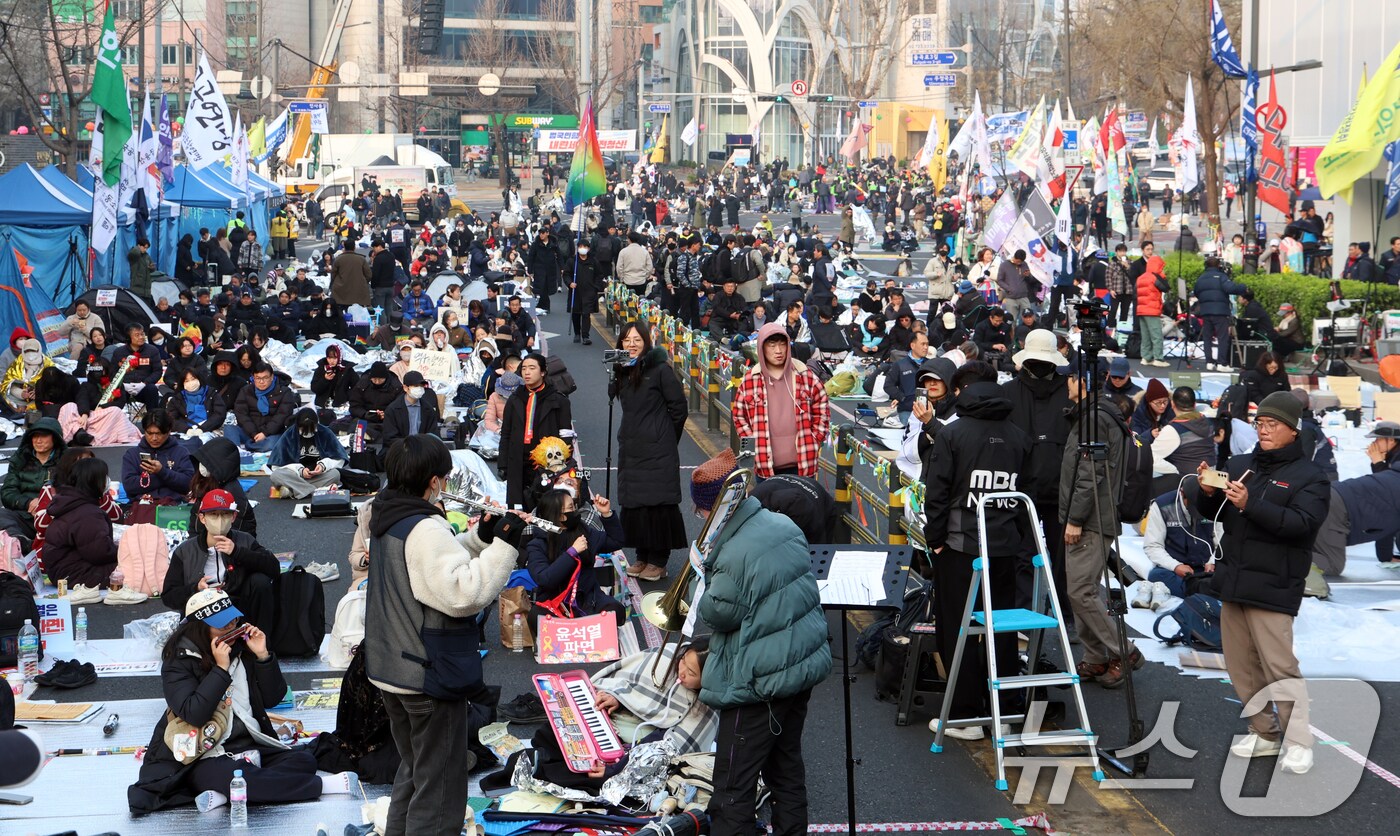 4일 오전 서울시 종로구 안국역 6번 출입구 앞에서 윤석역 대통령 탄핵 찬성 철야 집회 갖은 참가자들이 아침을 맞이하고 있다. 2025.4.4/뉴스1 ⓒ News1 김명섭 기자