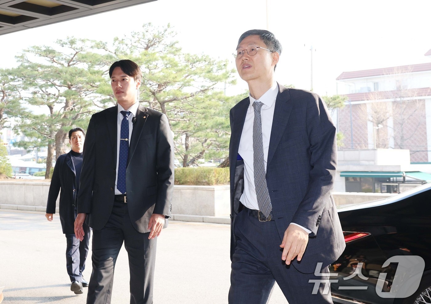 윤석열 대통령의 탄핵심판 선고일인 4일 서울 종로구 헌법재판소로 문형배 헌법재판소장 권한대행이 출근하고 있다. 2025.4.4/뉴스1 ⓒ News1 사진공동취재단