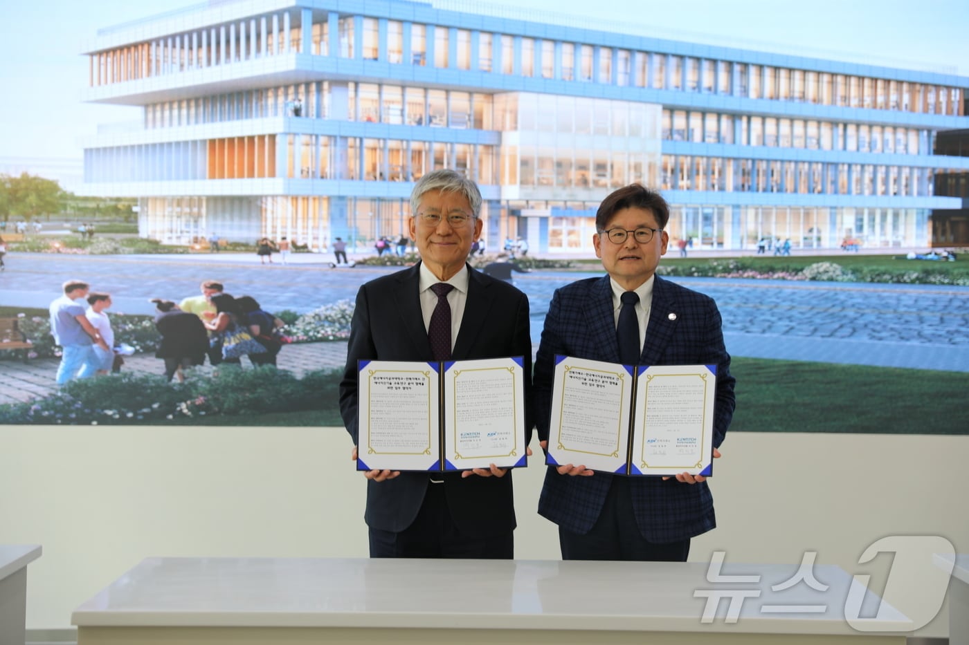 정동희 전력거래소 이사장(왼쪽)과 박진호 한국에너지공대 총장직무대행.(에너지공대 제공, 재배포 및 DB 금지)