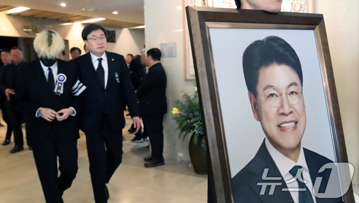 지난 4월 4일 오전 부산 해운대백병원 장례식장에서 고(故) 장제원 전 국민의힘 의원의 발인이 엄수되고 있다. 2025.4.4/뉴스1 ⓒ News1 윤일지 기자