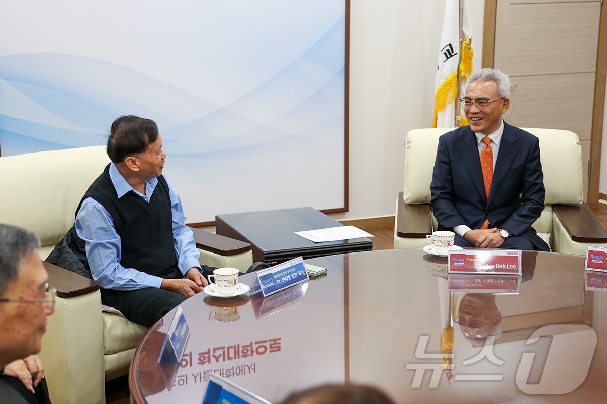 목원대 대학본부 4층 총장실에서 태국 CCT 애큐메니컬본부 쁘라웻 킷안 총무(왼쪽)가 이희학 총장 등과 환담을 나누고 있다.(목원대 제공.재판매 및 DB금지)/뉴스1