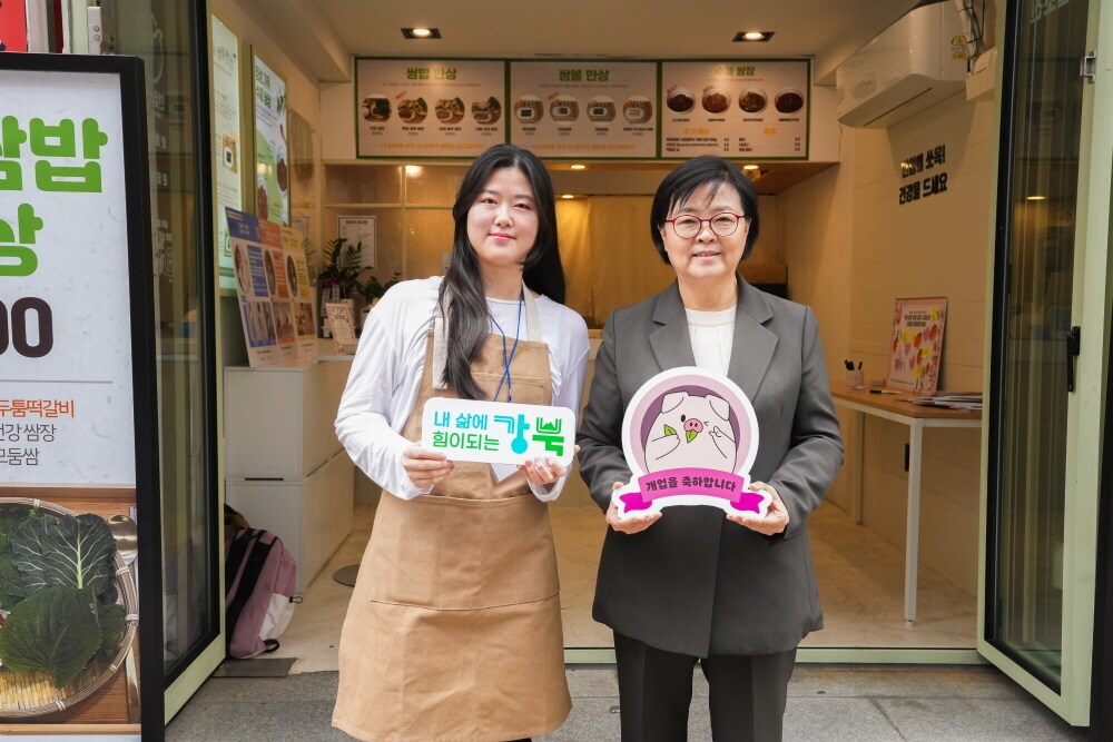 지난 2일 이순희 강북구청장 한입쌈볼 반짝 시식회에서 기념촬영을 하고 있다.(강북구 제공)