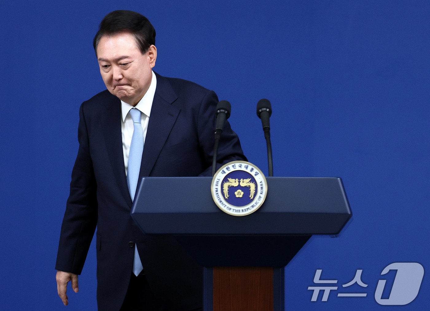 윤석열 대통령이 지난 24년 8월 29일 서울 용산 대통령실청사 브리핑룸에서 국정브리핑 및 기자회견을 마치고 퇴장하고 있다. (뉴스1 DB)2025.4.4/뉴스1 ⓒ News1 박지혜 기자