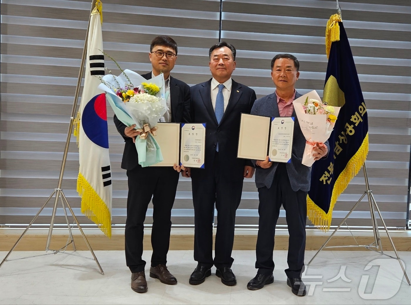 ‘제52회 상공의 날’을 맞아 지역 경제 발전에 공헌한 (유)1급전북자동차공업사 이춘로 대표와 ㈜하림 정읍공장 차대진 이사가 산업통산자원부장관상을 받았다.(상공회의소 제공. 재판매 및 DB금지)