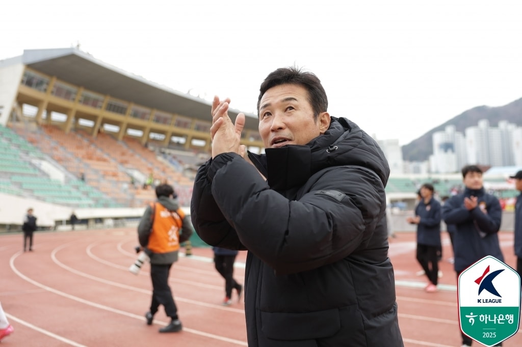 경남FC의 지휘봉을 잡은 이을용 감독. 그는 K리그2를 전쟁터라고 했다. (한국프로축구연맹 제공)