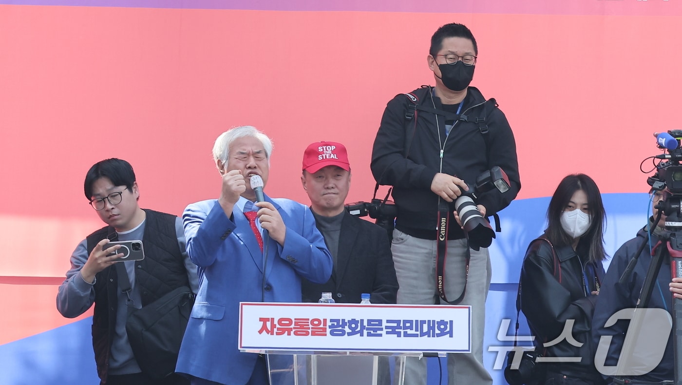 윤석열 대통령의 탄핵 심판 선고일인 4일 서울 용산구 한남동 대통령 관저 앞에서 자유통일당 전광훈 목사가 윤석열 대통령 탄핵 기각을 촉구하며 지지자들에게 발언 하고 있다. 2025.4.4/뉴스1 ⓒ News1 김성진 기자
