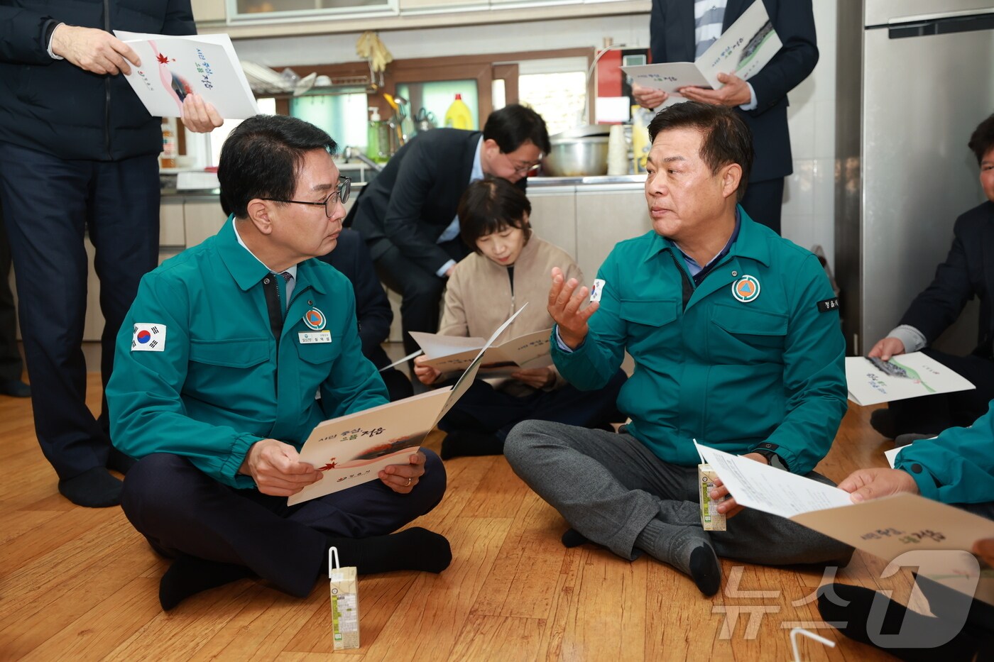 심덕섭 고창군수(왼쪽)와 이학수 정읍시장이 산불피해와 관련해 의견을 나누고 있다.(고창군 제공. 재판매 및 DB금지)