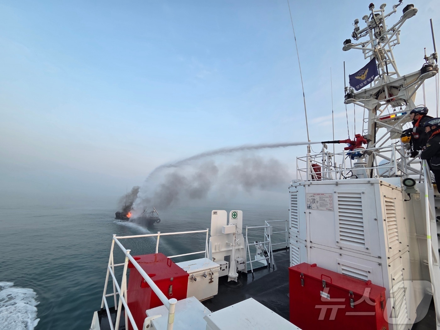 선박 화재를 진압하고 있는 해경.(보령해경 제공..재판매 및 DB금지)/뉴스1