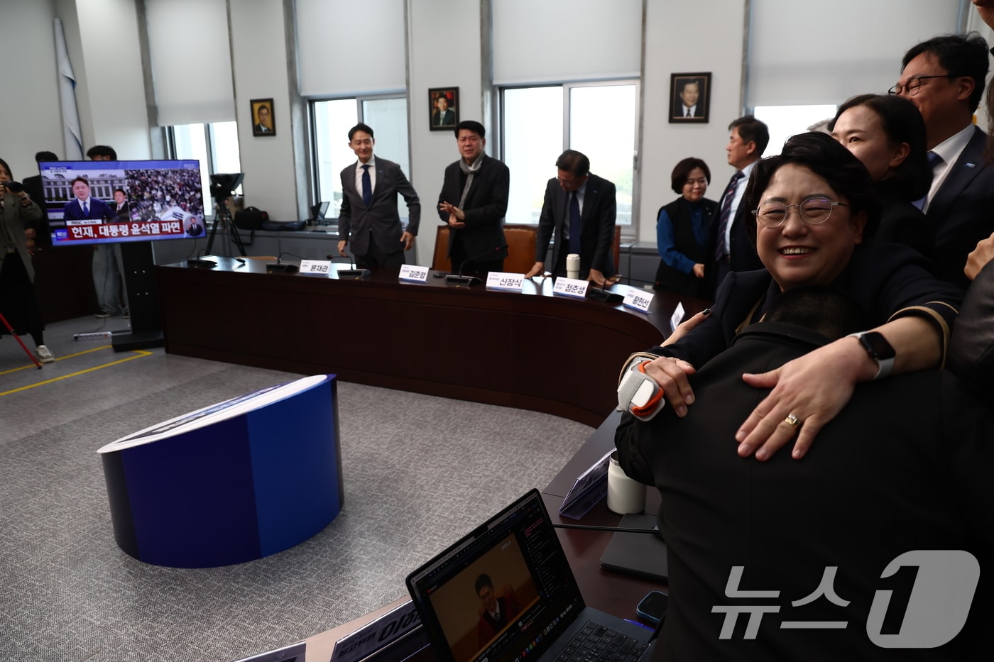 조국혁신당 김선민 대표 권한대행을 비롯한 의원들이 4일 오전 서울 여의도 국회에서 윤석열 대통령에 대한 탄핵 심판 선고에서 파면이 결정되자 환호하고 있다. 2025.4.4/뉴스1 ⓒ News1 김민지 기자