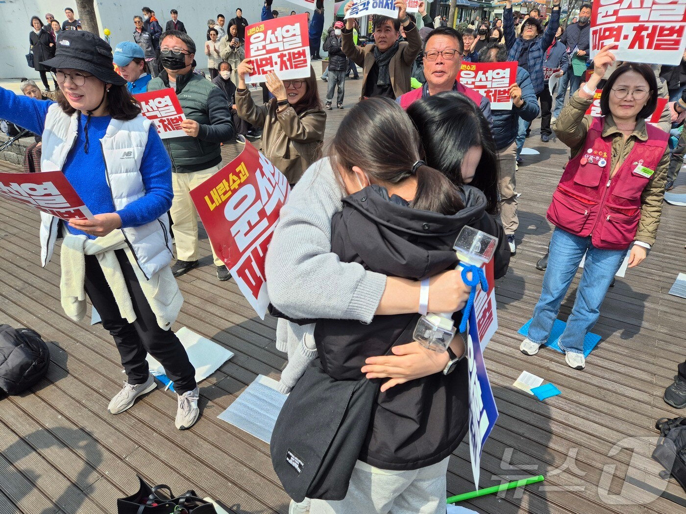헌법재판소의 윤석열 대통령 탄핵 심판 선고일인 4일 강원 강릉시 임당동 강릉월화거리에서 '윤석열 즉각 퇴진 사회대개혁 강릉비상행동'이 주최한 탄핵심판 선고 생중계 현장에 모인 시민들이 선고 중계를 시청하고 있다. 2025.4.4/뉴스1 ⓒ News1 윤왕근 기자