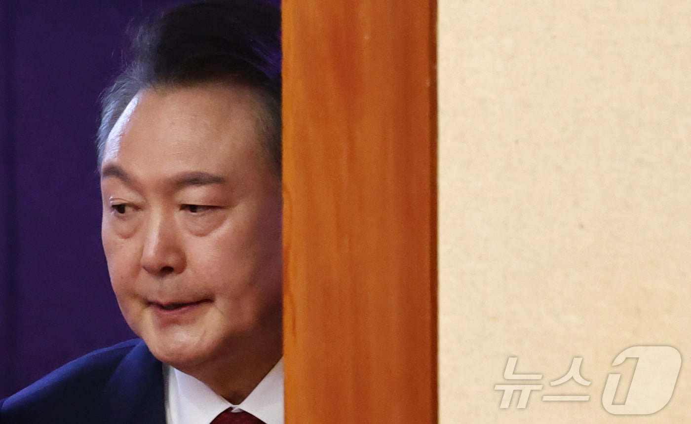 윤석열 대통령이 4일 헌법재판소가 대통령 탄핵을 만장일치로 인용하면서 파면됐다. 사진은 윤석열 대통령이 지난 2월 13일 헌법재판소 변론기일에 자리한 모습. (뉴스1 DB) 2025.4.4/뉴스1