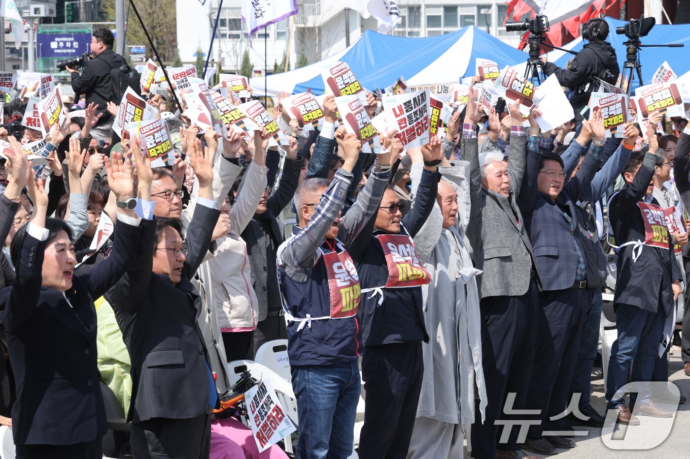 4일 오전 광주 동구 5·18 민주광장에 광주시민들이 헌법재판소의 윤석열 대통령 탄핵 선고를 듣고 민주주의 만세를 외치고 있다. 2025.4.4/뉴스1 ⓒ News1 김태성 기자