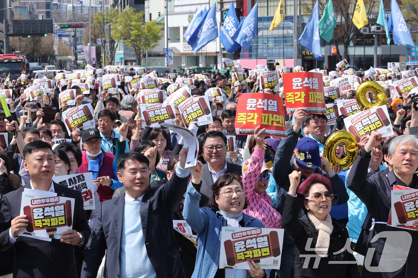 4일 오전 광주 동구 5·18 민주광장에 광주시민들이 헌법재판소의 윤석열 대통령 탄핵 선고를 듣고 민주주의 만세를 외치고 있다. 2025.4.4/뉴스1 ⓒ News1 김태성 기자