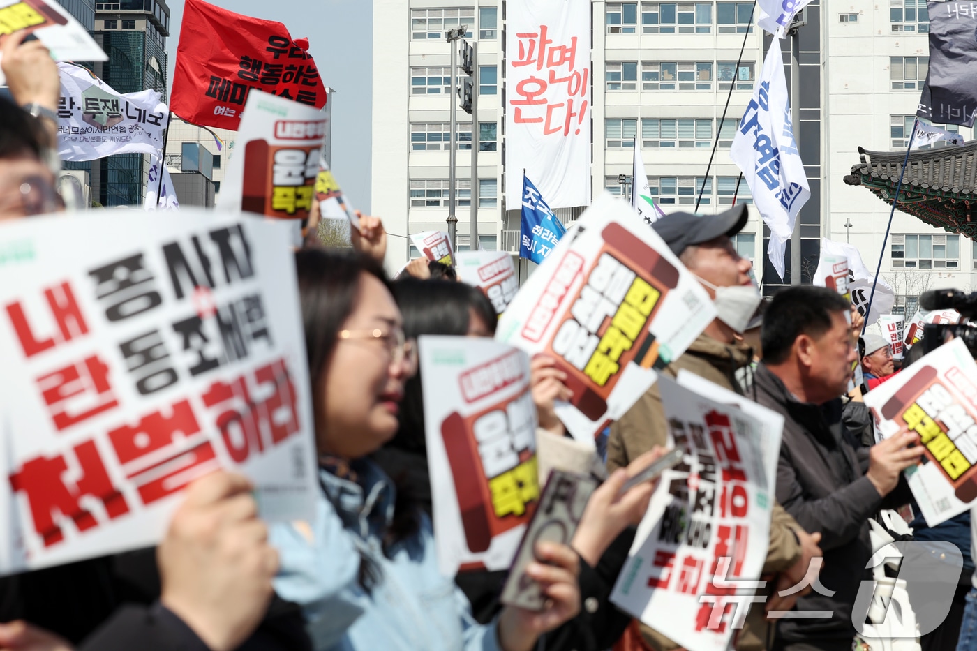 헌법재판소가 윤석열 대통령의 탄핵 소추안을 만장일치로 인용한 4일 광주 동구 5·18민주광장에서 선고 생중계를 지켜보던 시민들이 환호하고 있다. 2025.4.4/뉴스1 ⓒ News1 이승현 기자